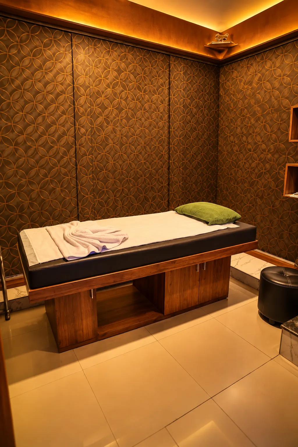 Single treatment room with warm patterned walls